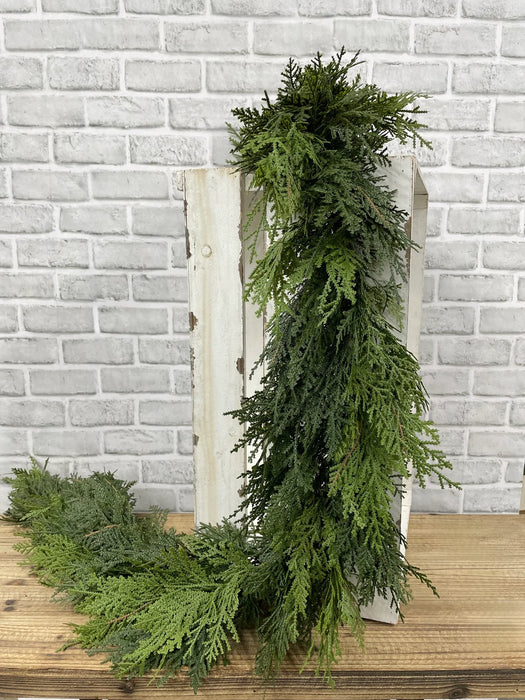 9 Foot Fresh Touch Northern White Cedar Garland